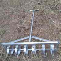 Machine à planter des oignons à 6 rangs avec un espacement des plants de 14,3 cm pour une plantation en champ à haute productivité et une perforation du paillis