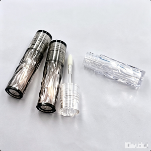 Tube de brillant à lèvres vide moulé par <span class=keywords><strong>injection</strong></span>, transparent, 4 ml, emballage cosmétique noir transparent/semi-transparent, vente en gros - Product Image 3