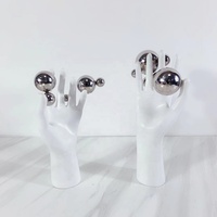Sculpture Art déco moderne en résine, faite à la main, écologique, en forme d'homme avec boule dorée, pour décoration de salon ou d'anniversaire