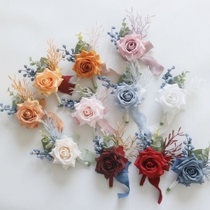Set di <span class=keywords><strong>Fiori</strong></span> Artificiali Personalizzati Ychon <span class=keywords><strong>per</strong></span> Sposo, Corsage e Boutonniere, <span class=keywords><strong>Fiori</strong></span> da Polso <span class=keywords><strong>per</strong></span> <span class=keywords><strong>Sposa</strong></span> e Uomo <span class=keywords><strong>per</strong></span> Matrimonio - Product Image 1