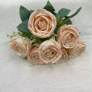 Fabricant d'approvisionnement direct Vente en gros Fleur de simulation de rose roulée à 7 têtes pour la maison Scène d'hôtel pour Noël Fête des mères - Product Image 6