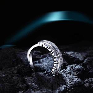 Anello con Accenti in Cristallo per Donne, Elegante Accessorio di Moda per Uso Quotidiano e Feste - Product Image 3