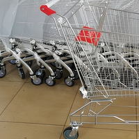 Chariot de courses en métal avec panier en treillis métallique et roulettes pivotantes pour supermarchés et commerces de détail