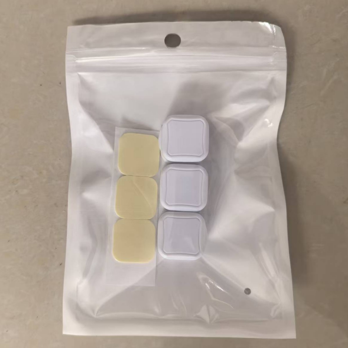 Tres blancos [empaquetados en una bolsa de película nacarada]