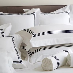 Set di Lenzuola di Lusso 100% Cotone <span class=keywords><strong>Tinta</strong></span> <span class=keywords><strong>Unita</strong></span> con Ricami, Include Federe e <span class=keywords><strong>Copripiumino</strong></span> - Product Image 3