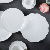 Service de table en porcelaine fine blanche gaufrée, écologique et durable, avec théière, tasses, assiettes et bols pour hôtels et restaurants