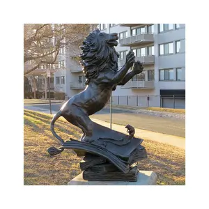 Tanzender Löwe der Schulkunst-Tier bronze, der auf Buchs kulptur sitzt