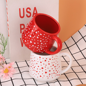 Juego <span class=keywords><strong>de</strong></span> <span class=keywords><strong>Tazas</strong></span> <span class=keywords><strong>de</strong></span> Cerámica con Estampado <span class=keywords><strong>de</strong></span> Corazón Redeco, Diseño <span class=keywords><strong>de</strong></span> Pareja <span class=keywords><strong>en</strong></span> Color Rojo y Blanco Invertido, Forma <span class=keywords><strong>de</strong></span> Barril, Regalo <span class=keywords><strong>de</strong></span> San Valentín, Taza <span class=keywords><strong>de</strong></span> Café - Product Image 1