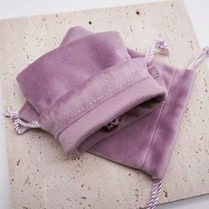 Pochette à cordon en velours doux de haute qualité avec impression sérigraphique, sac anti-poussière rose recyclable et rubans en soie - Product Image 5
