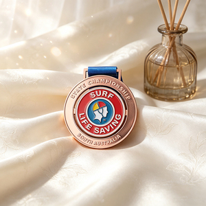 Insignia metálica personalizada con diseño circular grabado, cordón rojo y blanco para promoción - Product Image 5