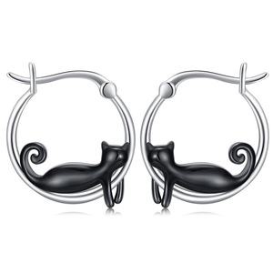 Orecchino a polsino nero smaltato a forma di gatto per donna, gioiello semplice ed elegante da indossare tutti i giorni - Product Image 2