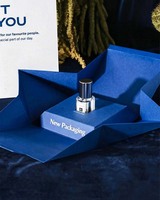 Carton personnalisé pour crème visage en petite série, avec logo en relief sur papier texturé, emballage de produit de beauté personnalisé, carton pour lotion