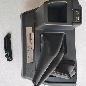 Caja de almacenamiento para la consola central para Toyota Land Cruiser LC70 LC75 LC76 LC77 2022, reposabrazos de plástico con puertos USB - Product Image 1