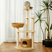 Structure d'escalade pour chat en bois massif écologique avec panier tressé, nid et plateforme de saut intégrée, gain de place