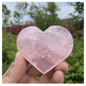 Cœur gonflé en quartz rose - Amour et Compassion, Pierre de guérison en cristal, Pierre de poche pour l'amour - Product Image 1