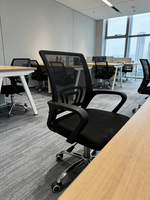 Chaise de bureau ergonomique pivotante moderne en promotion, personnalisable, avec assise en maille douce et accoudoirs en acier inoxydable chromé