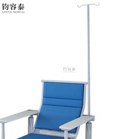 Fauteuil d'infusion bleu pour patients externes d'hôpital avec poteau IV et accoudoirs rembourrés, structure en acier pour transfusion sanguine en clinique ou sur le service