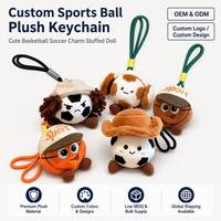 Porte-clés en peluche amusant en forme de ballon de sport (football, basketball) avec visage et chapeau, personnalisable OEM ODM, vente en gros en vrac, fabricant