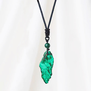Venta al por mayor a granel Natural <span class=keywords><strong>de</strong></span> alta calidad <span class=keywords><strong>de</strong></span> cristal Irregular forma collar verde malaquita colgante decoración regalos - Product Image 4