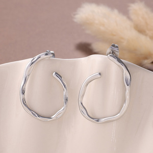 Pendientes de Aro Irregulares de Acero Inoxidable con Baño de Oro de 18K, Diseño Único, Joyería de Moda - Product Image 4