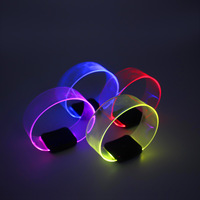 Bracelet LED clignotant Bracelet lumineux Bracelet de fête LED personnalisé Glow in Dark Magnet LED TPU Wristband for Concert Festival