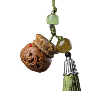 Pendentif diffuseur porte-bonheur en bois de santal vert sculpté, porte-clés 2x2.3cm, breloque aromathérapie à suspendre, cadeau - Product Image 5