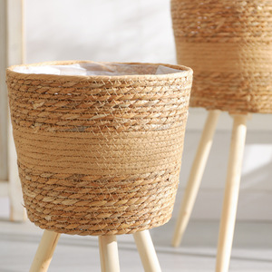 Panier à fleurs en rotin tressé nordique sur pied, pour plantes d'intérieur, avec pieds en bois, design circulaire - Product Image 4