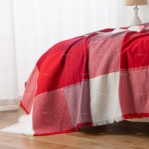 Manta de Jacquard Personalizada con Diseño de Patchwork, Manta Ligera y Transpirable con Tejido Waffle a Cuadros Rojos y Blancos para Viaje - Product Image 3