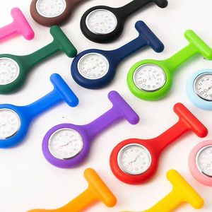 <span class=keywords><strong>Montre</strong></span> infirmière colorée en silicone <span class=keywords><strong>à</strong></span> quartz analogique avec cadran inversé et épingle de sécurité bleue, verte - Product Image 3
