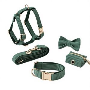 Ensemble collier et laisse personnalisés pour chien avec nœud papillon en velours côtelé vert, porte-sac à excréments et harnais anti-traction pour chiot mâle - Product Image 1