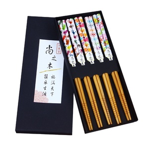 5 10 pares de <span class=keywords><strong>palillos</strong></span> <span class=keywords><strong>chinos</strong></span> <span class=keywords><strong>lavables</strong></span> reutilizables de bambú japonés con caja de regalo negra para vajilla asiática flor de cerezo - Product Image 1