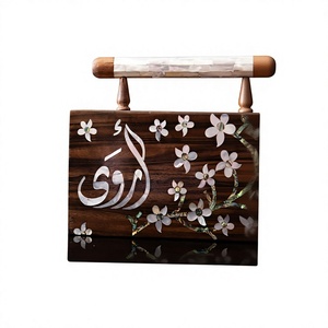 Élégante pochette artisanale en nacre avec incrustation de mosaïque de coquillages et chaîne - Product Image 1