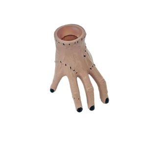 Réplica <span class=keywords><strong>de</strong></span> Mano Cortada <span class=keywords><strong>de</strong></span> Wednesday Addams para Halloween, Accesorio <span class=keywords><strong>de</strong></span> Broma Transfronterizo, Adorno Decorativo <span class=keywords><strong>de</strong></span> PVC Semielaborado con Escritura a Mano - Product Image 5