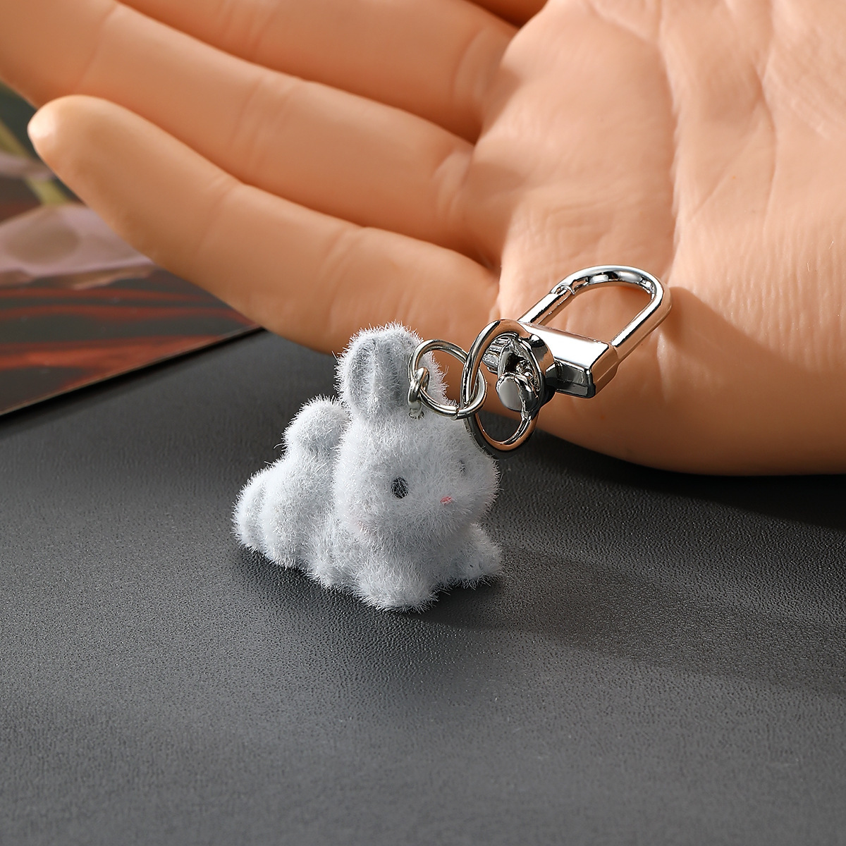 Le petit lapin gris est allongé sur le ventre