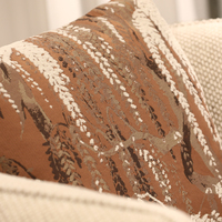 Fauteuil d'appoint moderne rembourré en tissu beige avec pieds en bois et métal pour hall d'hôtel