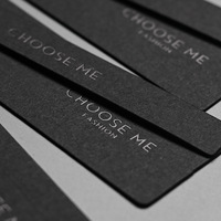 Etiquetas de Precio de Cartón Negro, Etiquetas de Marca Personalizadas para Ropa de Hombre y Mujer, Etiqueta en el Molde con Código de Barras, Logotipo Personalizado en Relieve/Bajo Relieve