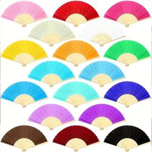 Exquisito Abanico de Bambú Pintado a Mano con Arte Tropical para Decoración Elegante de Bodas y Eventos - Product Image 2