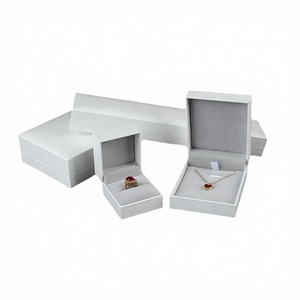 Boîtes à bijoux blanches mates avec doublure en velours gris, boîtes pour bagues et pendentifs pour l'affichage et le rangement des bijoux - Product Image 3