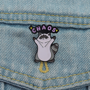 Divertido mapache esmalte Pin travesura dibujos animados Animal broche solapa insignia joyería regalo para amigos niños - Product Image 1