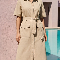 Robe chemise utilitaire pour femme en sergé de coton sable, manches courtes, poches cargo, ceinture à nouer, longueur midi, style City Safari, OEM, personnalisable, lavage en vrac