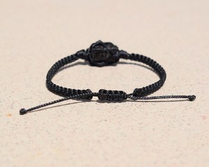 Cordon tressé à la main en macramé avec pierre brute noire en cristal/strass, ajustable, unisexe, avec nœud coulissant, protection, amulette, cadeau classique - Product Image 4