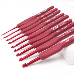 Outil de tricot <span class=keywords><strong>au</strong></span> <span class=keywords><strong>crochet</strong></span> à tête unique avec poignée en TPR rouge Accessoire de couture en plastique pour le travail manuel avec <span class=keywords><strong>colle</strong></span> en silicone souple - Product Image 1