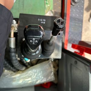 Grúa de Horquilla de Servicio Pesado con Tracción en las Cuatro Ruedas y Neumáticos, con Motor Diésel de 76KW, Caja de Cambios, Bomba y Capacidad de 5 Toneladas - Product Image 6