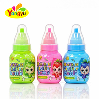 Délicieuses bonbons en poudre Pastel dans une bouteille de lait pour bébé pour l'affichage en supermarché