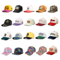 Gorra de béisbol al por mayor con bordado tipográfico de la marca en la parte delantera, color granate, para merchandising minorista.