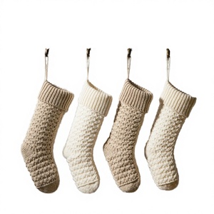 Chaussette de Noël en acrylique tricotée écologique, design personnalisé, imprimée en typographie, pour suspendre à l'arbre de Noël, collection Hiver 2025 - Product Image 4