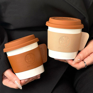 แก้วกาแฟเซรามิกคุณภาพสูงรุ่นใหม่ พร้อมฝาปิดและปลอกหนัง แก้วของขวัญปรับแต่งได้สำหรับใช้ในบ้านและของที่ระลึกสำหรับองค์กร - Product Image 1