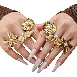 Anillo Abierto de Flor de Loto con Diseño Único en Tendencia 2026, Anillo Ajustable de Acero Inoxidable con Perla y Oro de 18K - Product Image 2