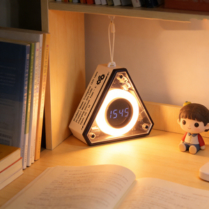 โคมไฟรูปสามเหลี่ยม แบตเตอรี่ 18650 ความจุ 1800mAh <span class=keywords><strong>3W</strong></span> 2W แสงวอร์มไวท์ 6000K 150-350 ลูเมนส์ ใช้งานได้ 4-72 ชั่วโมง เหมาะสำหรับห้องนอน ของขวัญ ผู้ผลิต รับผลิตแบบ OEM ODM สั่งซื้อจำนวนมาก - Product Image 1