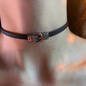 新しいデザインの黒革ベルトバックルネックレス女性用シンプルなショートチョーカーネックレスパーティージュエリー - Product Image 1